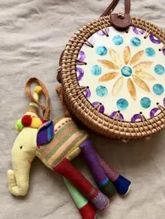 ベトナム雑貨　ラタン製花柄円形　ショルダーカゴバッグ　シェル　螺鈿細工