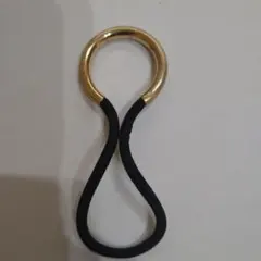 ゴールドとブラックのヘアゴム