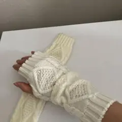 アイボリー ケーブル編み アームカバー