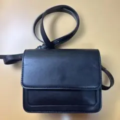 GU フラップ付きブラックショルダーバッグ　ミニ　合皮