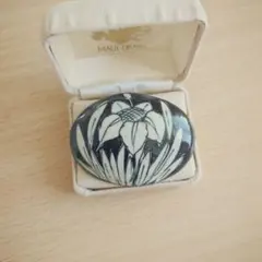 昭和レトロ　陶器のブローチのサムネイル