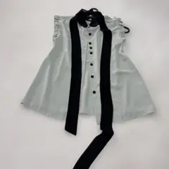 ライトグレー フリル付き 半袖シャツ