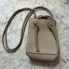 ミニバッグ　ショルダーバッグ　ベージュ　レザー　おでかけ　オシャレ　容量
