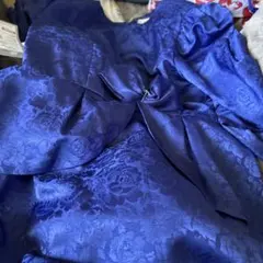 青いフラワーパターンのパーティードレス