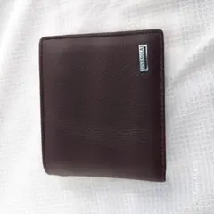 JINBAOLAI(ジンバオライ)という 二つ折り財布です。色はブラウンです。