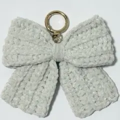 ハンドメイド リボン型 白 キーホルダー チャーム 編み物 かぎ編み 毛糸