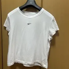 NIKE ナイキ ホワイト Tシャツ 刺繍ロゴ　ショート丈のサムネイル
