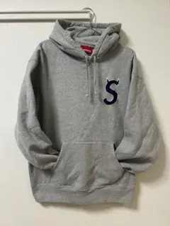 入手困難　激レア　Supreme グレー フード付きパーカー ステッカー付きSupreme グレー パーカー フード付き - メルカリ