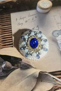 大粒ブルー ビーズ刺繍ブローチ アンティーク風