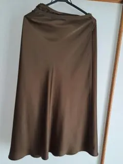ユニクロ　サテンスカートブラウンMサイズ