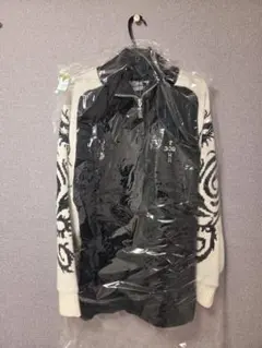 黒と白のニット・スウェットシャツ