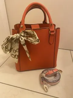 レザー風オレンジカラーハンドバック（ショルダーバック）チェーン柄ミニスカーフ付き