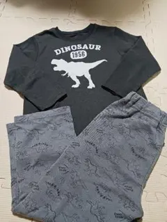 恐竜 パジャマ　120　長袖長ズボン　西松屋
