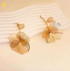 花モチーフゴールドピアス　カジュアル　エレガント　個性的　大ぶりピアス
