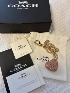 新品未使用✨COACH コーチ ✨チャーム　キーホルダー✨ ピンク×ゴールド