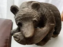 木製クマと魚の彫刻