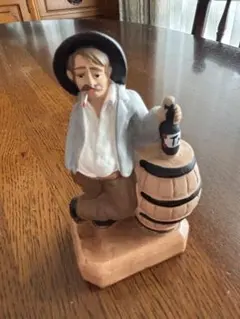 陶器製 樽にもたれた男性のフィギュア