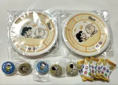 くら寿司 PEANUTS スヌーピー オリジナル寿司皿２枚➕缶バッチ5個セットのサムネイル