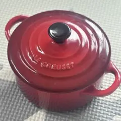 ル・クルーゼ ミニ・ココット チェリーレッド 蓋付き 陶器製のサムネイル