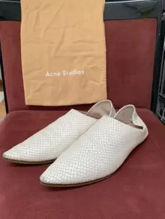 $ Acne Studios ホワイトバレエシューズ Acne Studios ホワイトバレエシューズ