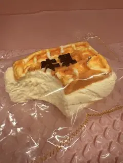 Kikisquishy 食べかけ牛乳ワッフル