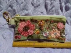インド刺繍リボンポーチ 薄緑色
