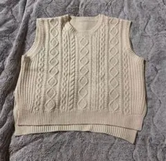 ケーブル編み ニットベスト アイボリー／未使用に近い／美品