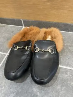 黒レザー ファー付きローファー