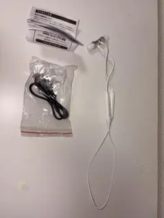 ホワイト 有線イヤホン インイヤー型