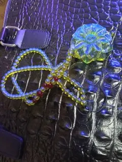 天然ブルーアンバー 琥珀 花彫刻 ペンダント ネックレスのサムネイル