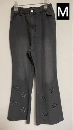 レディースM ブラックフレアパンツ 花柄刺繍　デニム