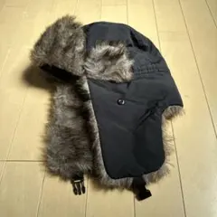 黒いファー付きフライトキャップ