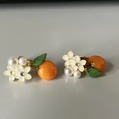 オレンジ　花　ピアス