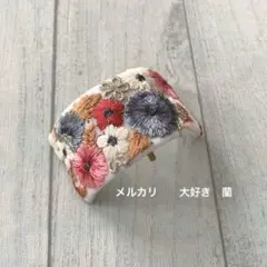 インド刺繍リボン　白地に華やかな花柄刺繍　ポニーフック(ソフトワイヤー入り)