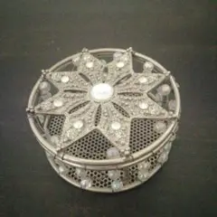星形装飾の金属製小物入れ