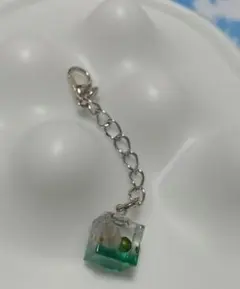 天然貝殻入り 手作りチャーム 緑色