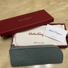 フェラガモ Salvatore Ferragamoフラグメントケースペンケース