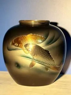 ✨大型・高岡銅器系作風｜鯉図 金属製装飾壺｜金彩・立体彫刻｜極上工芸✨ ✨大型・高岡銅器系作風｜鯉図 金属製装飾壺｜金彩・立体彫刻｜極上