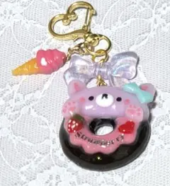 No169ストロベリードーナツとうさぎちゃんのキーホルダー・ハンドメイド・レジン