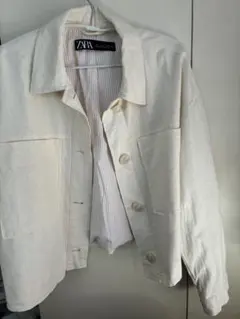 ZARA クリーム色 ボタン付きジャケットのサムネイル