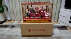 伝統的な雛人形 ガラスケース付き
