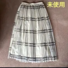 アイボリーのチェック柄チュールスカート