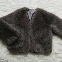 グレーのフェイクファーコート ショート丈