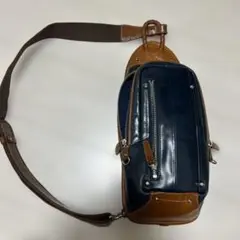 ネイビーとブラウンのショルダーバッグ