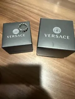 VERSACE ゴールドトーン Varsity ペンダント ONE SIZE - メルカリ
