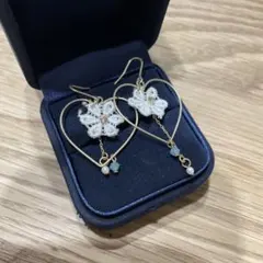 ハート型フープピアス 蝶モチーフ付き