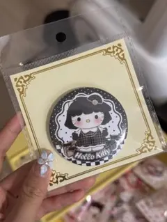 Hello Kitty 缶バッジ 黒と白のドット柄