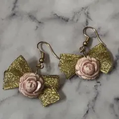 カメオローズとラメリボンのゆらゆらリバーシブルピアス ピンクゴールド 薄金