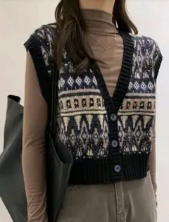幾何学模様のネイビー ニットベスト