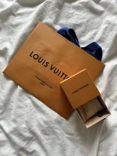LOUIS VUITTON ショッピングバッグとギフトボックス